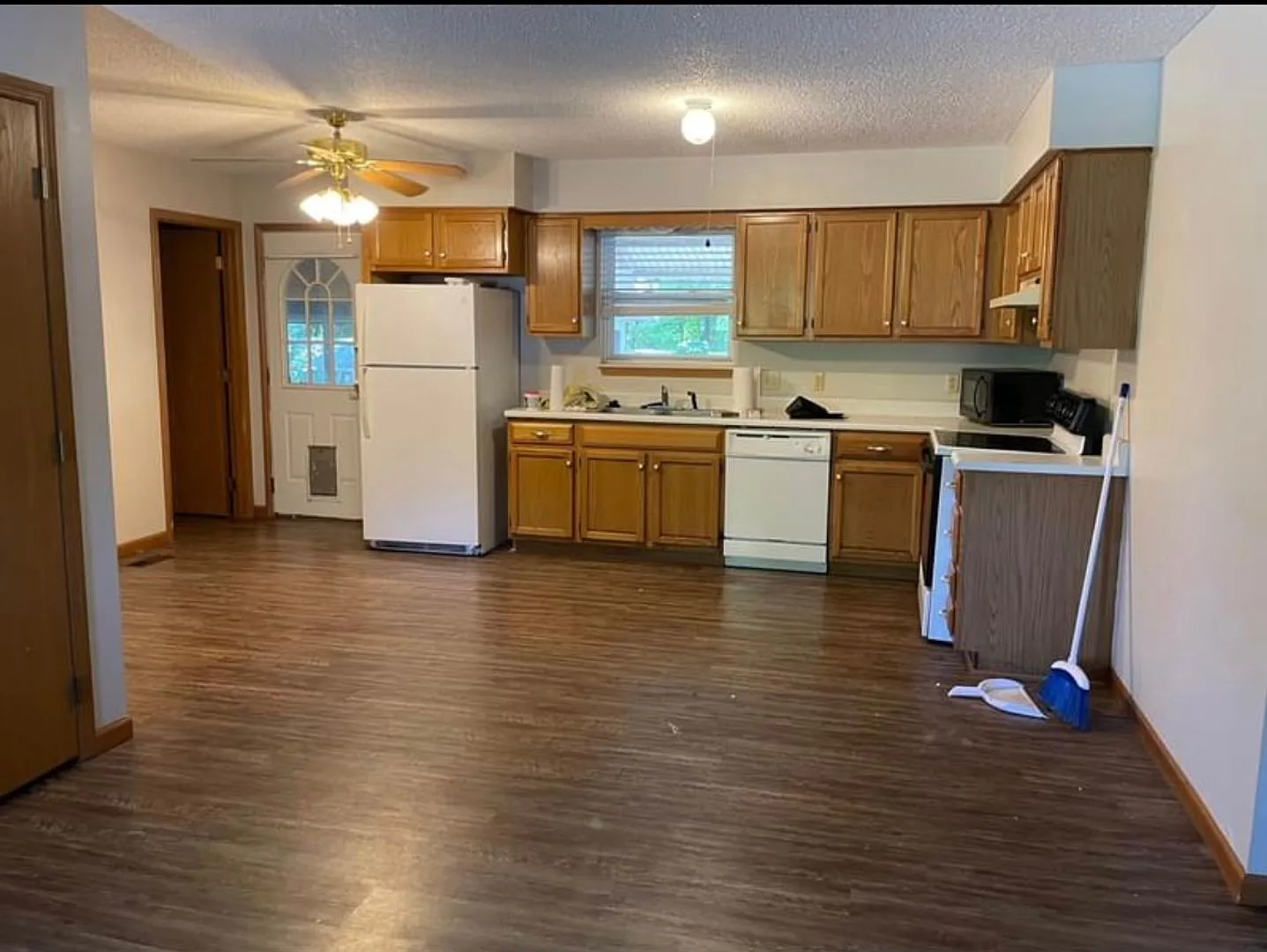 3 Bedroom 2 Bath Home In Joplin-$1200 Rent-$1200 Deposit — Photo 2