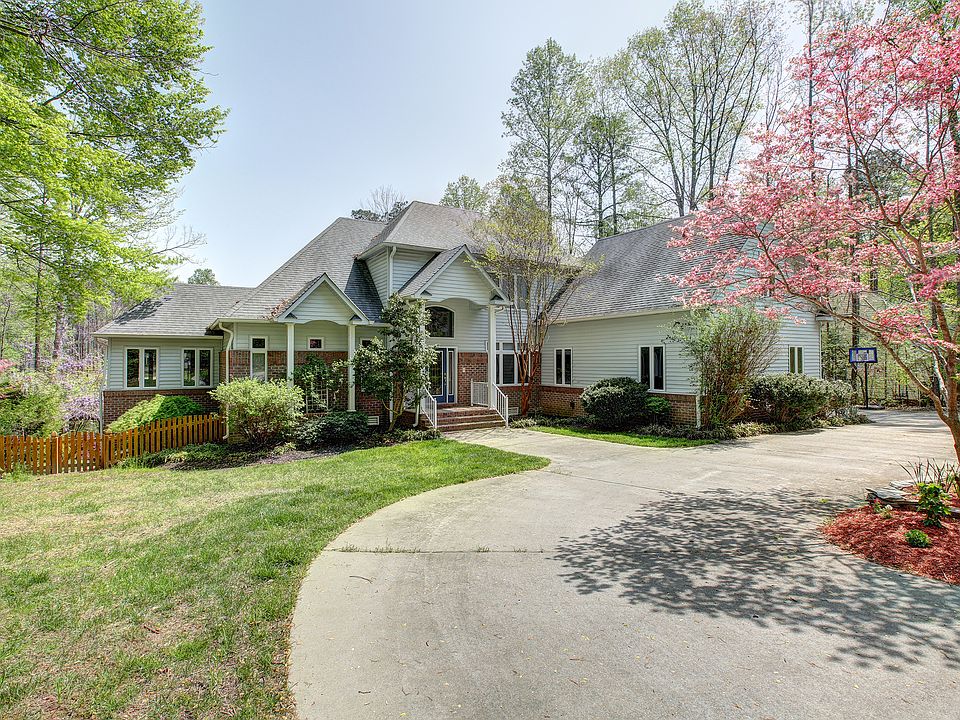 Transitional on 1.46 acres!