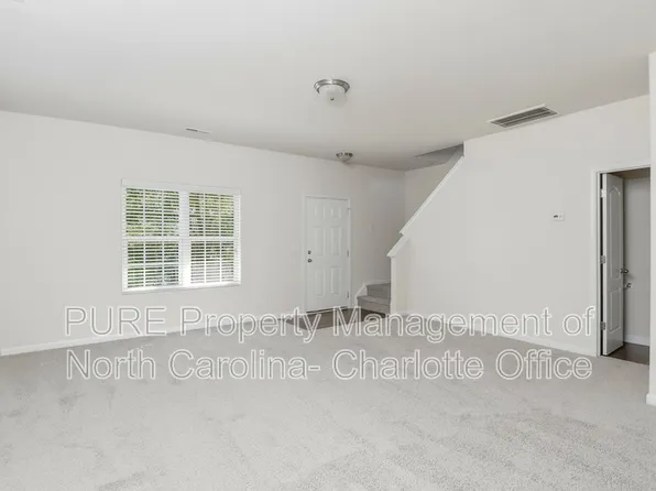 6008 Vista Woods Ln, Charlotte, NC 28215