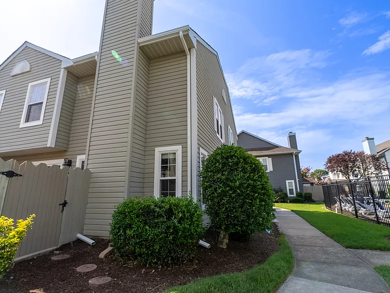 105 Seaside Ln — Photo 1