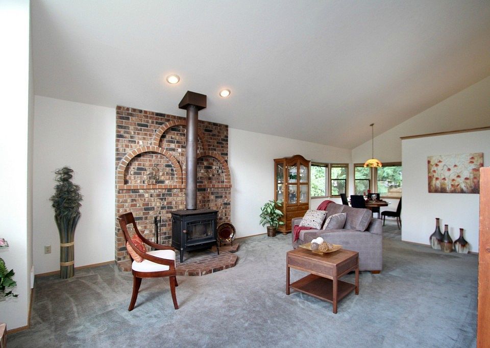 You will love the light from the high vaulted ceilings & skylights in the living room!