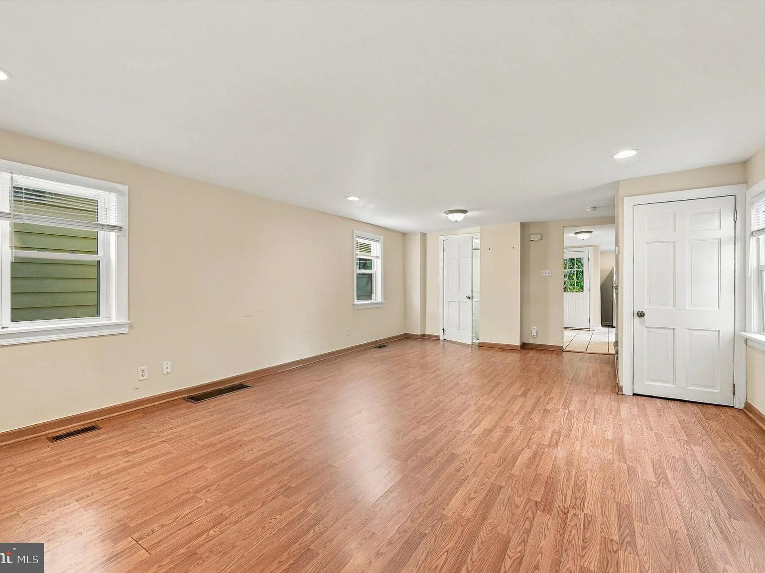 4 bed, 2.0 bath, 1469 sqft, $2,600 — Photo 2