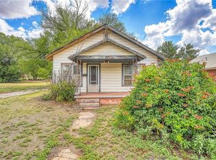 404 N 3rd St, Sayre, OK 73662