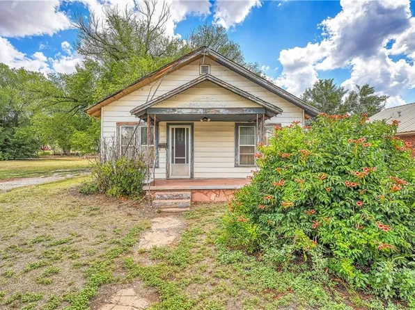 404 N 3rd St, Sayre, OK 73662