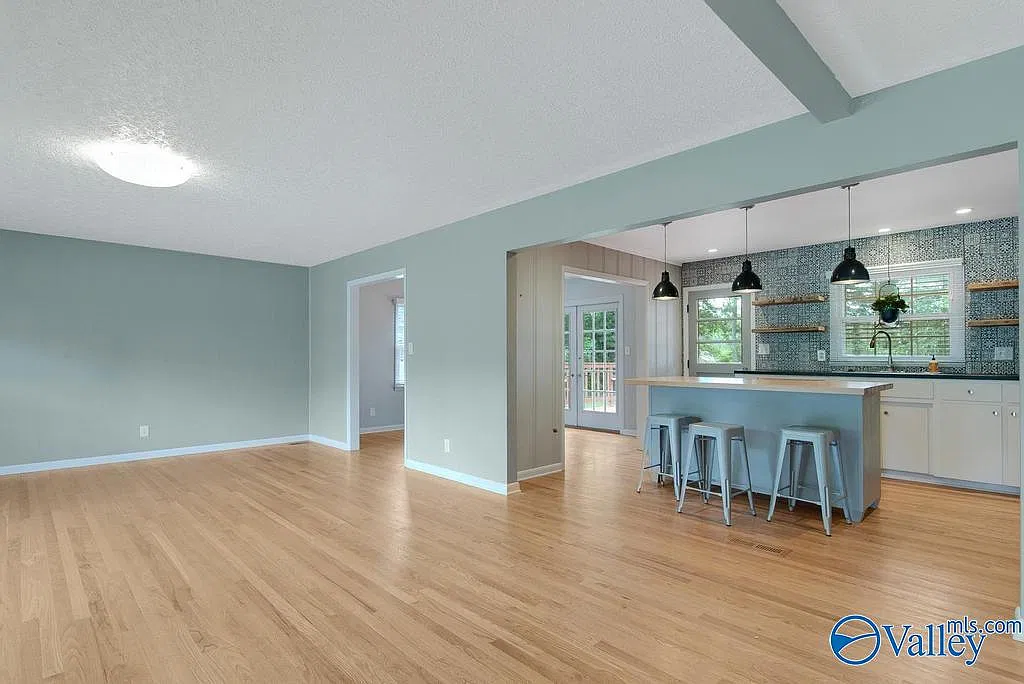 4 bed, 2.0 bath, 2138 sqft, $2,200 — Photo 4