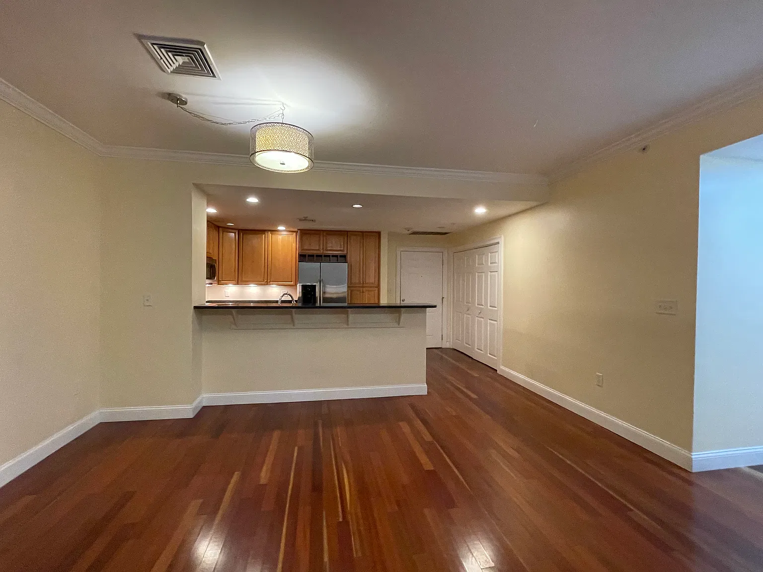2 bed, 1000 sqft, $2,700 — Photo 3