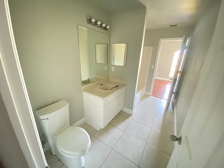 413 NW 16th Pl — Photo 3