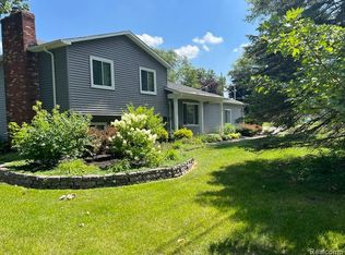 12147 Torrey Rd, Fenton, MI 48430