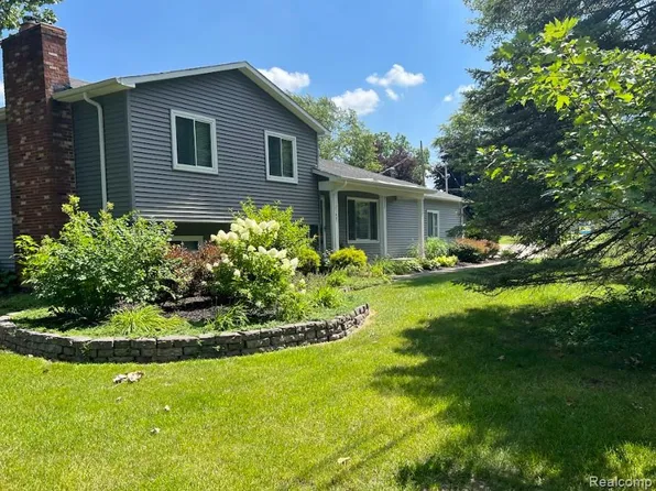 12147 Torrey Rd, Fenton, MI 48430