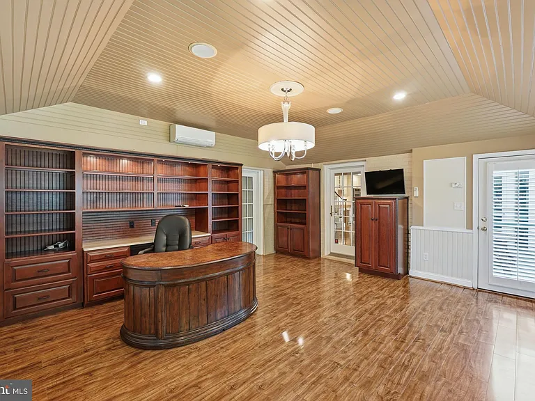 9904 Hall Rd — Photo 10