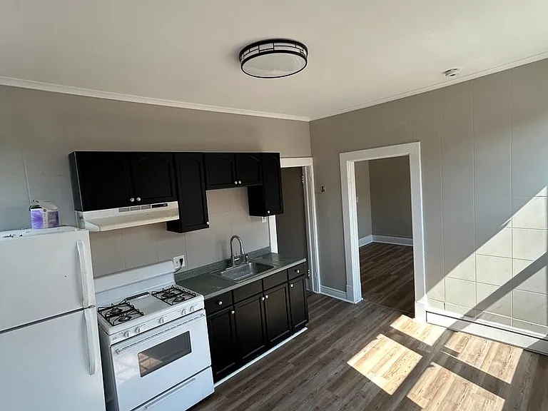 281 Wayne St — Photo 1