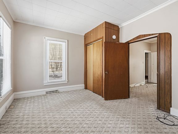 4th image of 266 Beecher St