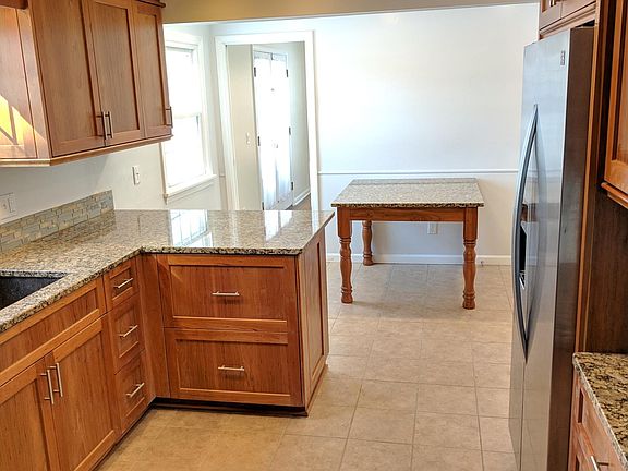 4th image of 17 Green Hill Ln