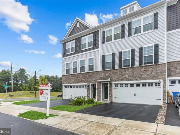 9 Sisters Farmstead Rd, Mount Laurel, NJ 08054