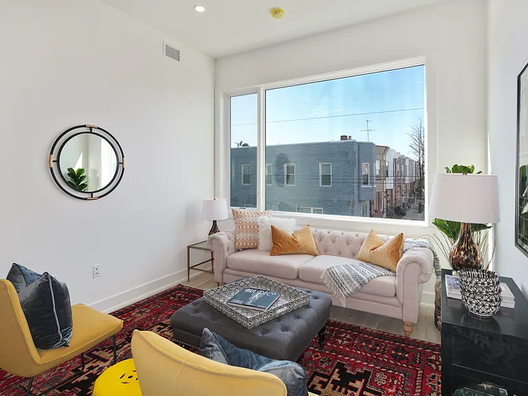 Stunning Apartment on Snyder Ave — Photo 7