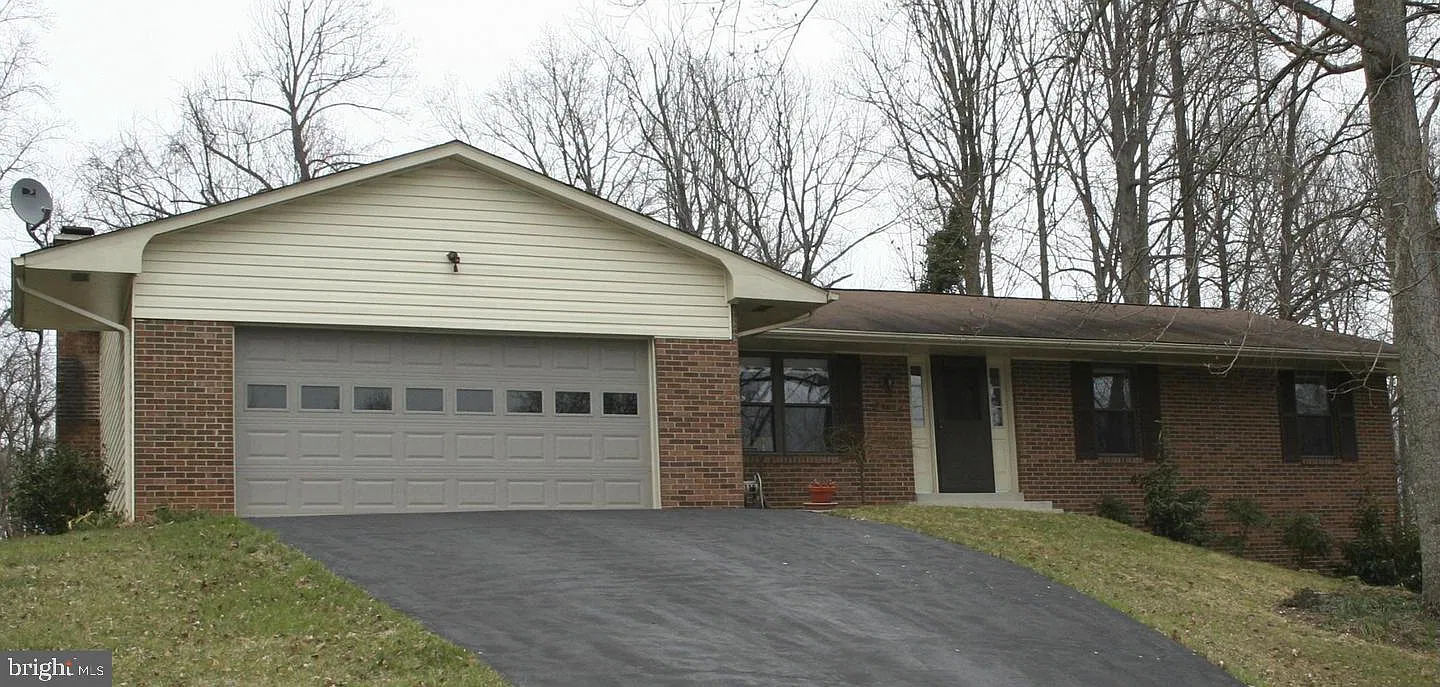 4 bed, 3.0 bath, 2409 sqft, $2,995 — Photo 2