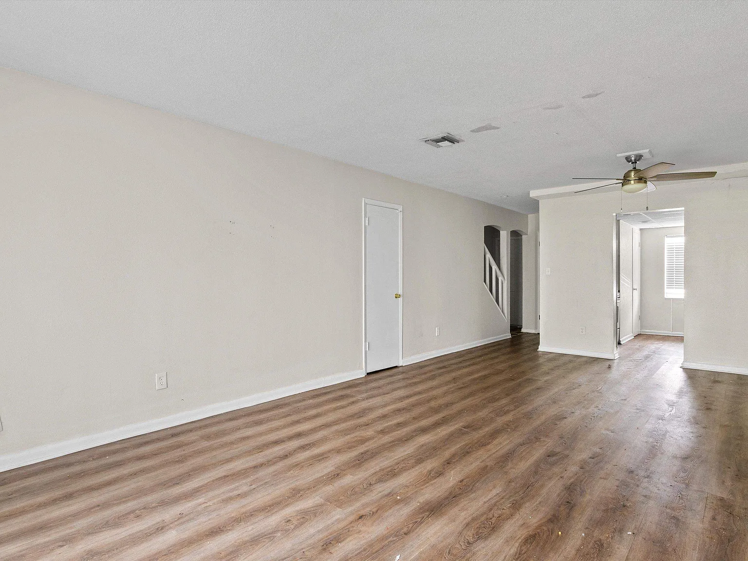 2 bed, 1.5 bath, 1112 sqft, $1,050 — Photo 2