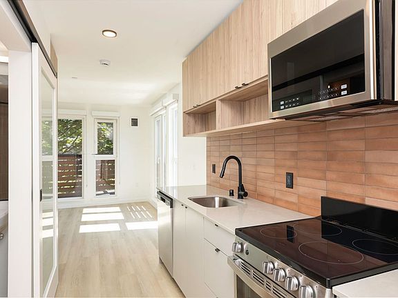 5th image of 4015 Stone Way N #508