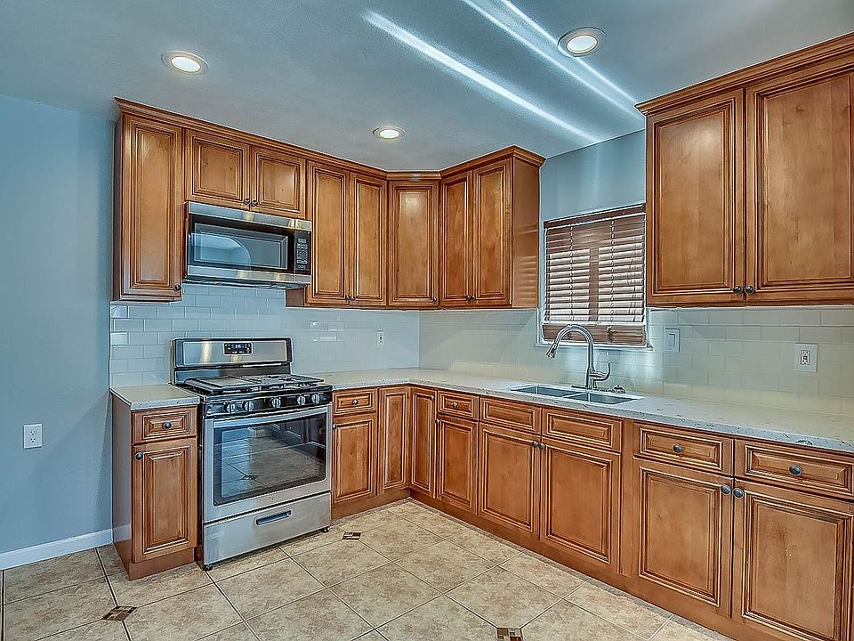 1st image of 402 E Mariposa Ave