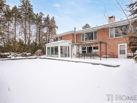 2nd image of 695 Collindale Ave NW