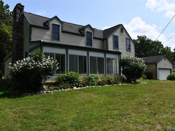 9039 Peer Rd, South Lyon, MI 48178