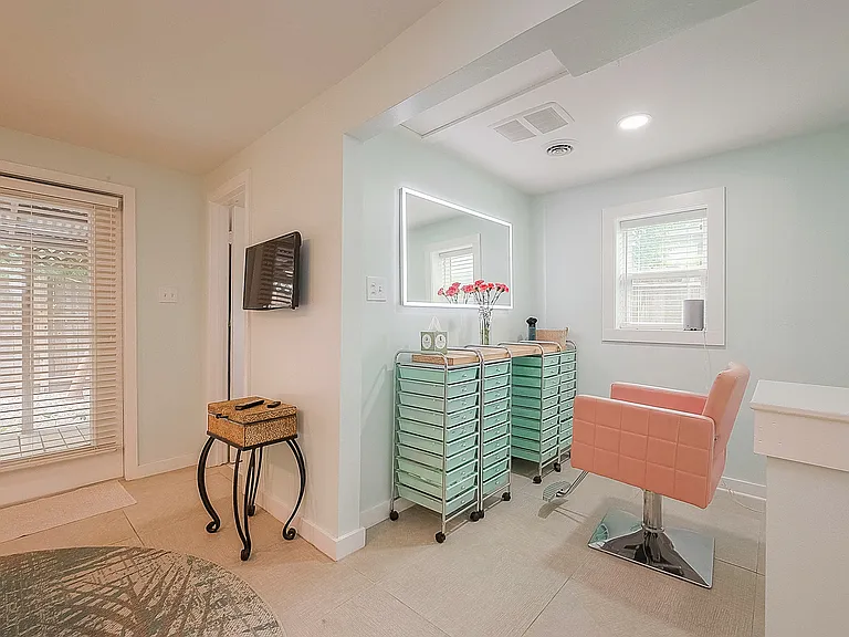 2415 1/2 Rosamond St — Photo 16