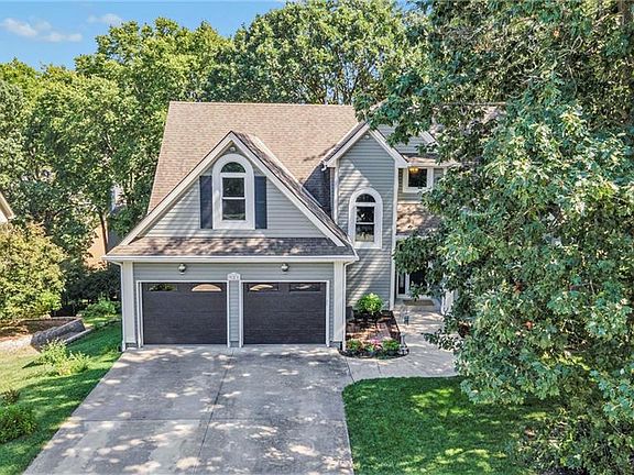 3rd image of 921 NE Emily Ln