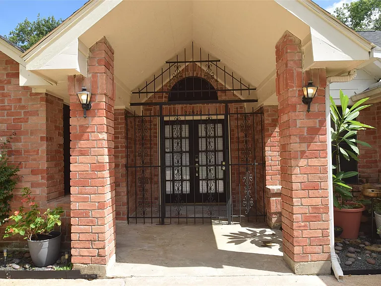 22922 Glenover Dr — Photo 2