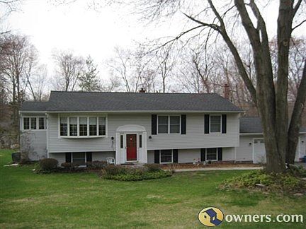 Beautiful 4 Bedroom Raised Ranch