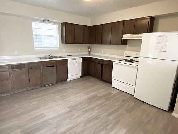 2nd image of 105 Smith Ln Unit L