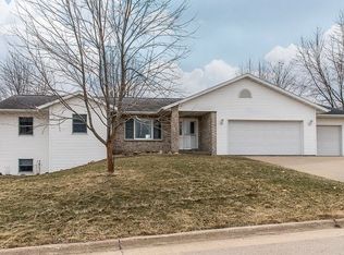 7986 Kalb Ridge St, Peosta, IA 52068