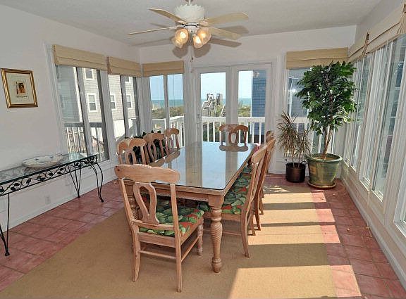 4th image of 4386 Island Dr