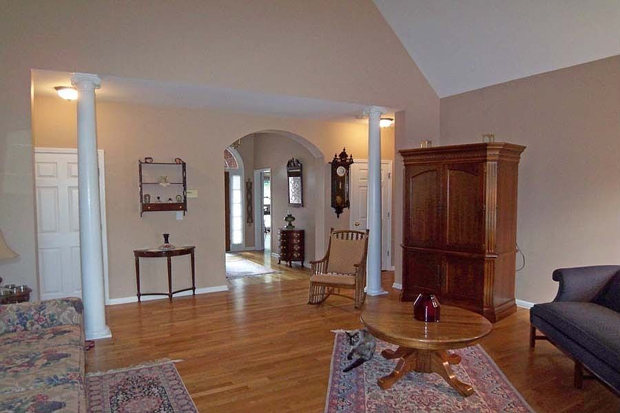 Open vaulted floor plan-Hardwoods on main level