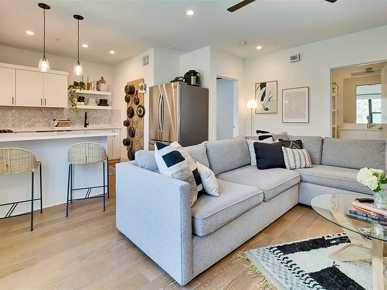 1128 Chicon St #201 — Photo 5