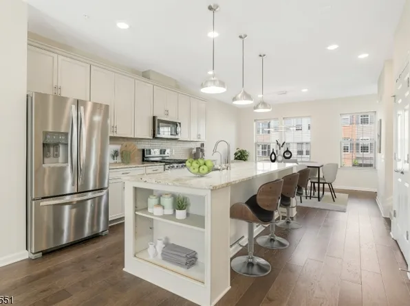 17 Gala Ct, Livingston Twp., NJ 07039