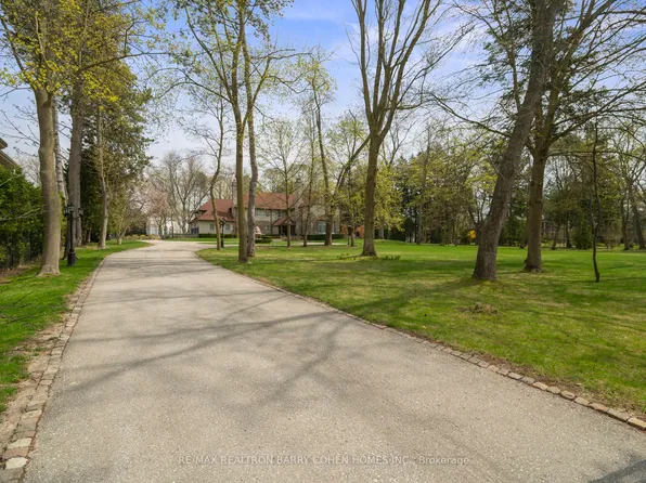15 Park Lane Cir, Toronto, ON M3B 1Z8