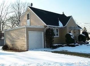 7 Burton Ln, Massapequa, NY 11758