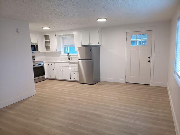 4th image of 412 SE Oar Ave