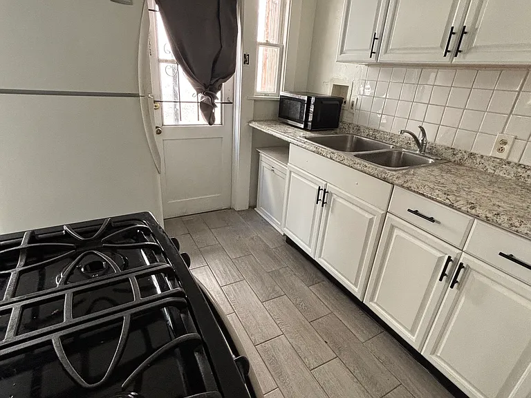 1035 E 2nd St #1035 — Photo 4