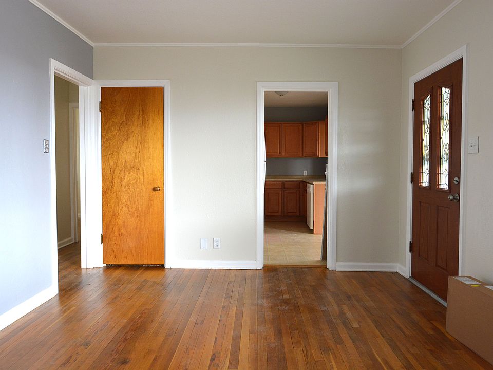 3 Living Room_04142021