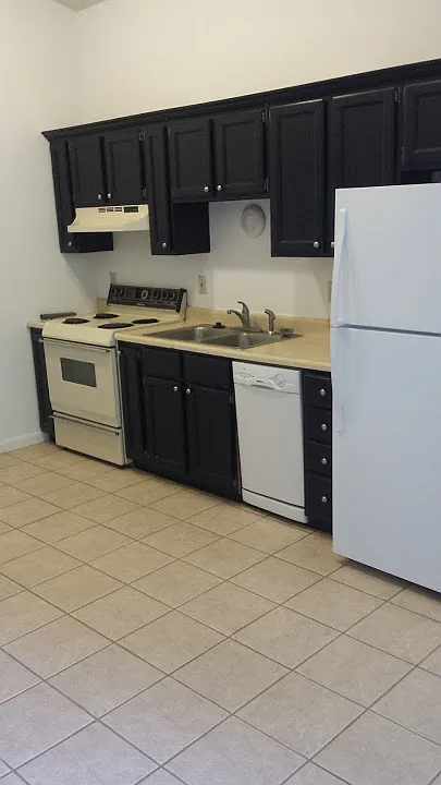 3 bed, 1200 sqft, $1,350 — Photo 2