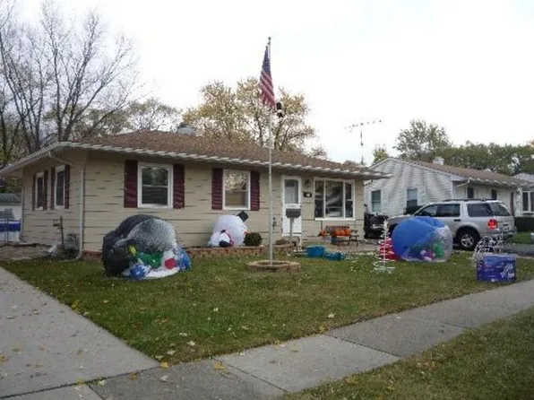 319 Hiawatha Dr, Buffalo Grove, IL 60089