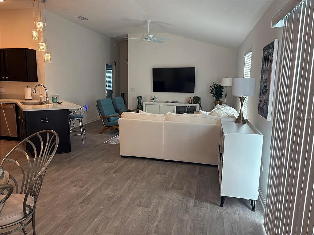 2 bed, 2.0 bath, 1184 sqft, $2,600 — Photo 3