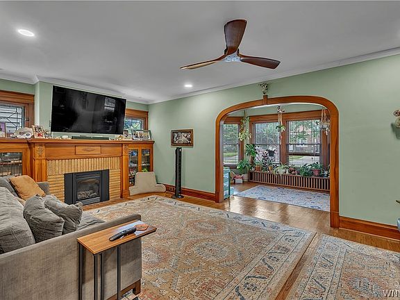 4th image of 120 Capen Blvd