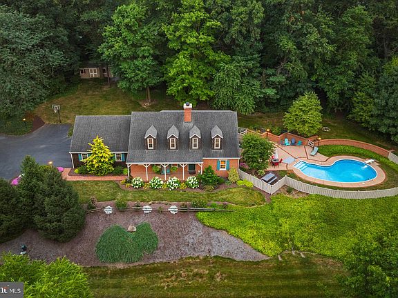 5th image of 200 Maple Dr