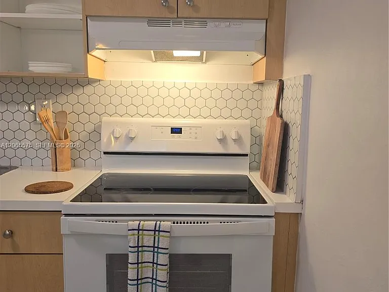 651 SW 3rd St #3 — Photo 3