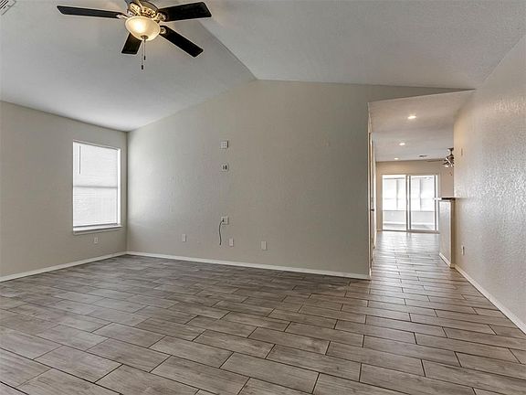 4th image of 920 Periwinkle Dr