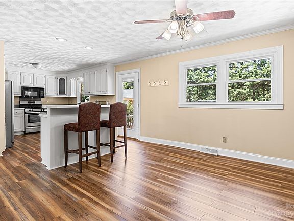 5th image of 112 W Buckoak St