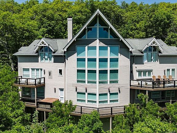 2nd image of 20 Knob Hill Pl