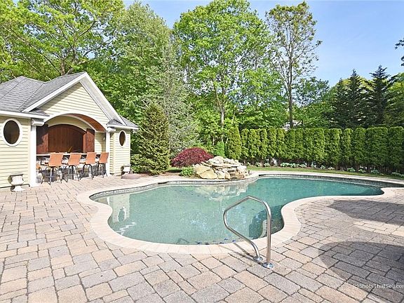 3rd image of 20 Westfield Dr